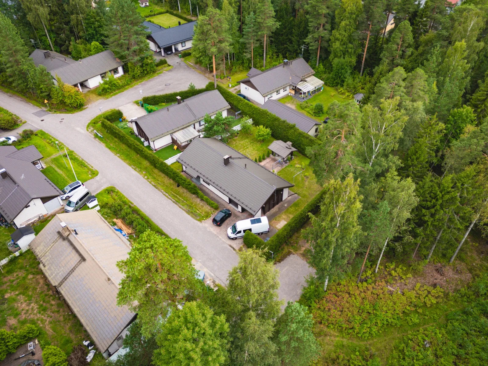 Rivitaloasuntoja ja pihoja yläviistosta — referenssikuva dronekuvauksesta