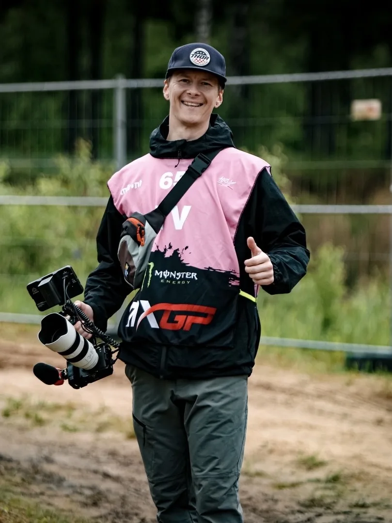 Kuvaaja motocrossradalla kameran kanssa