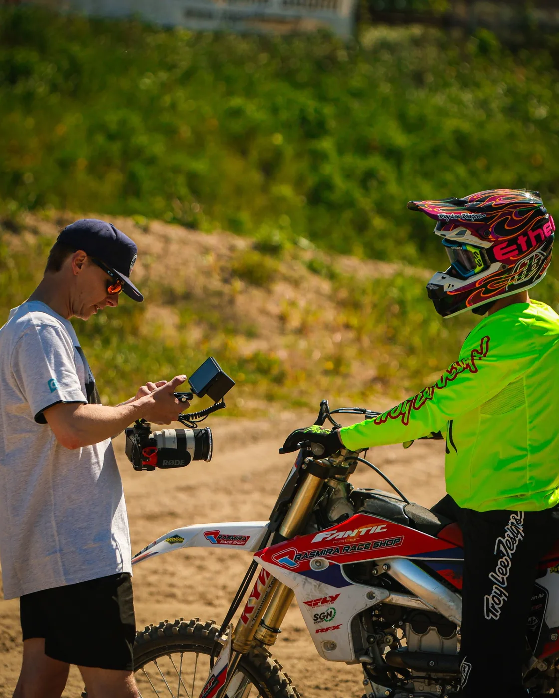 Kuvaamassa motocrossia radan laidalla