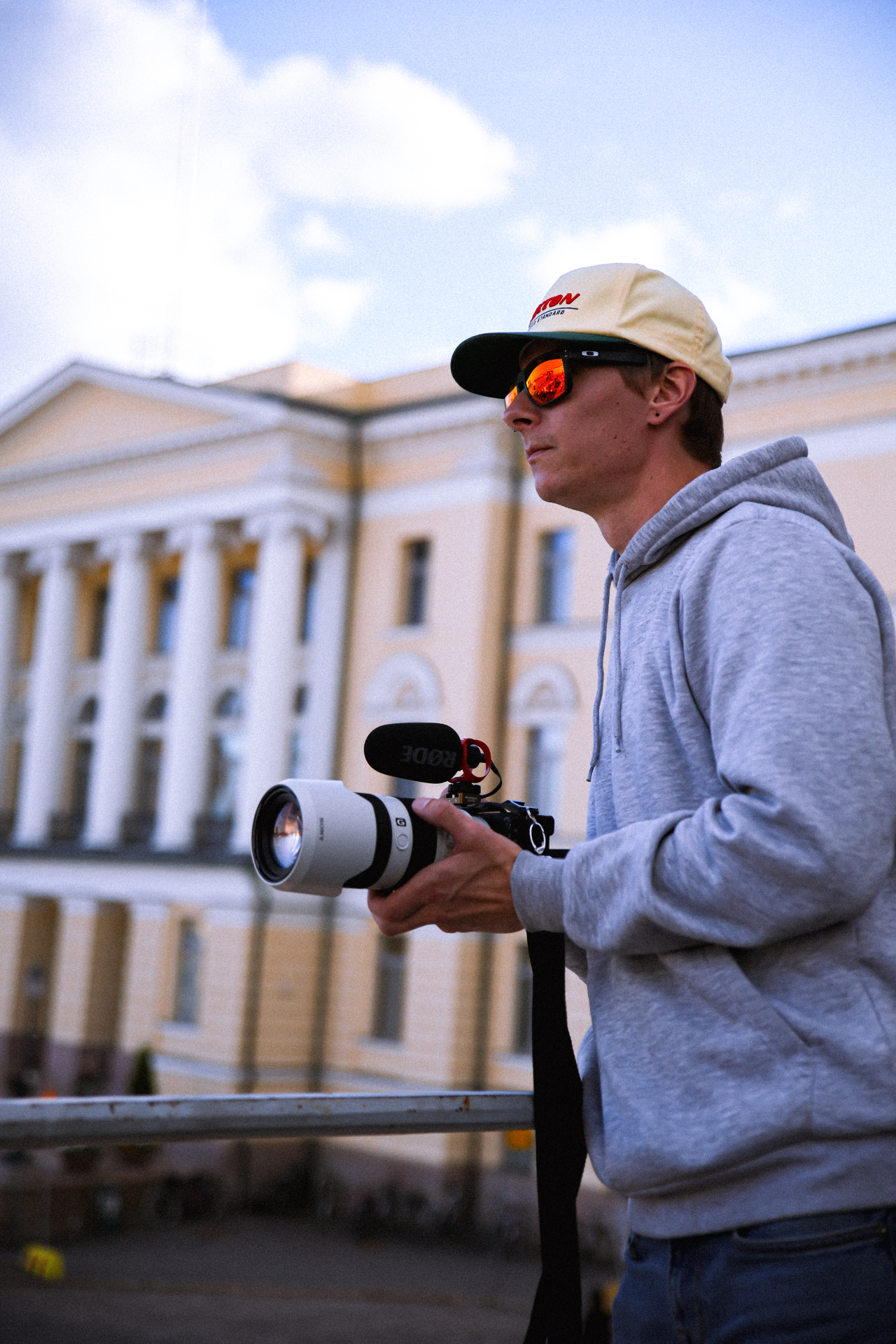 Asuntokuvaaja kameran kanssa