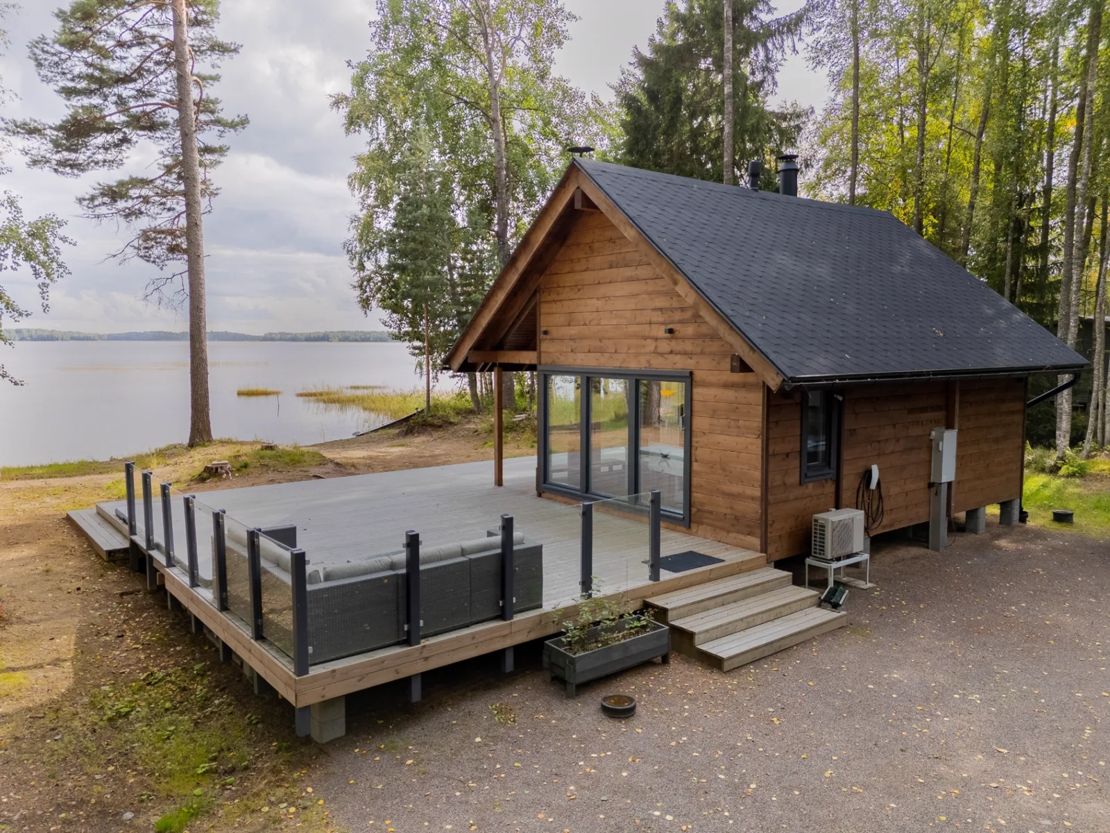 Rantamökki terassilla ilmasta kuvattuna — referenssikuva asuntokuvauksesta